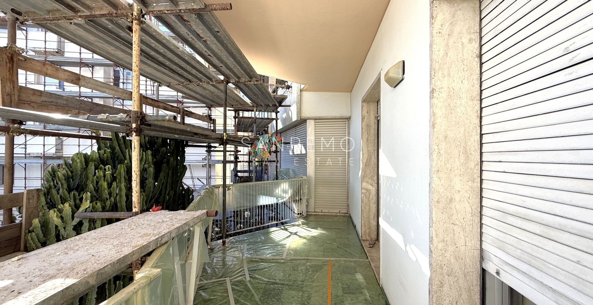 130 m² apartment with a terrace, in a flat area and just a few steps from the beaches and the cycle path.