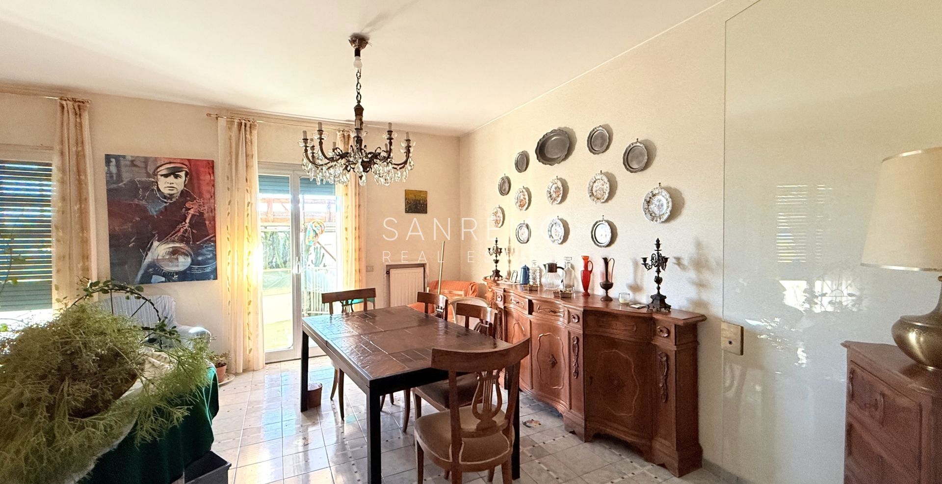 130 m² apartment with a terrace, in a flat area and just a few steps from the beaches and the cycle path.