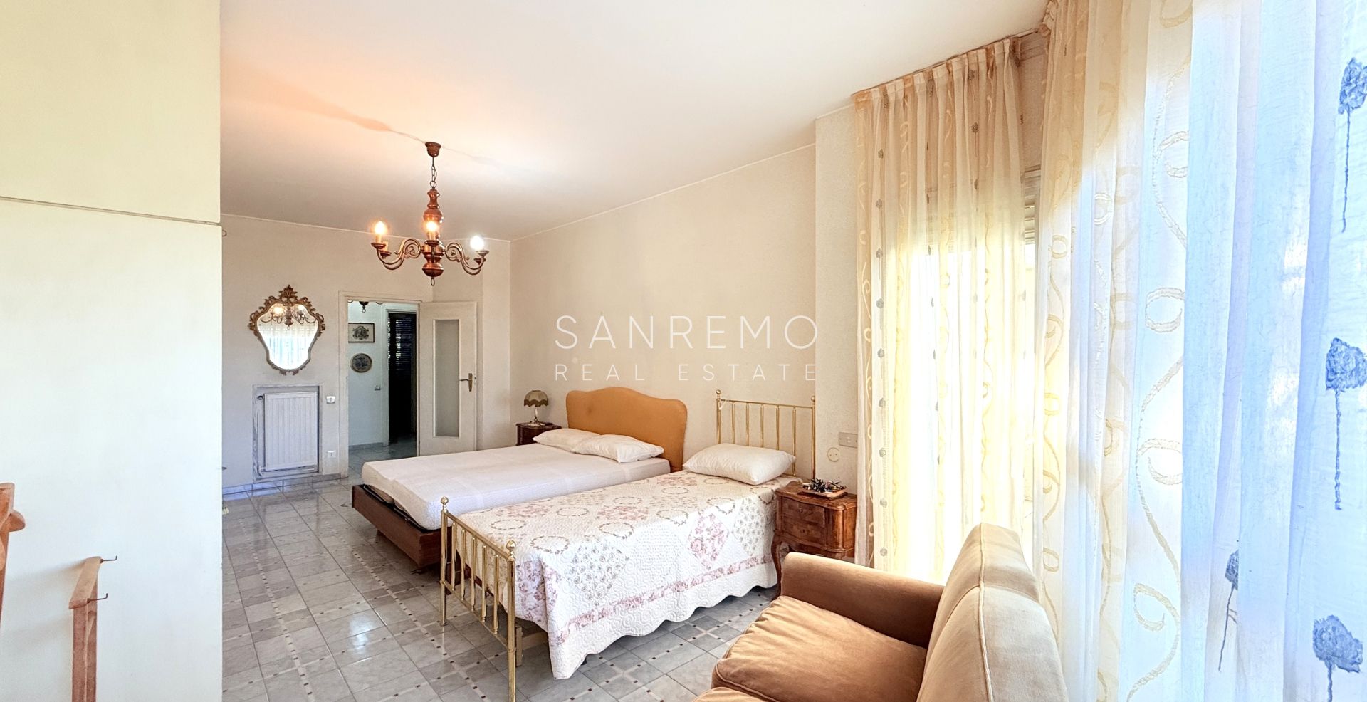 130 m² apartment with a terrace, in a flat area and just a few steps from the beaches and the cycle path.