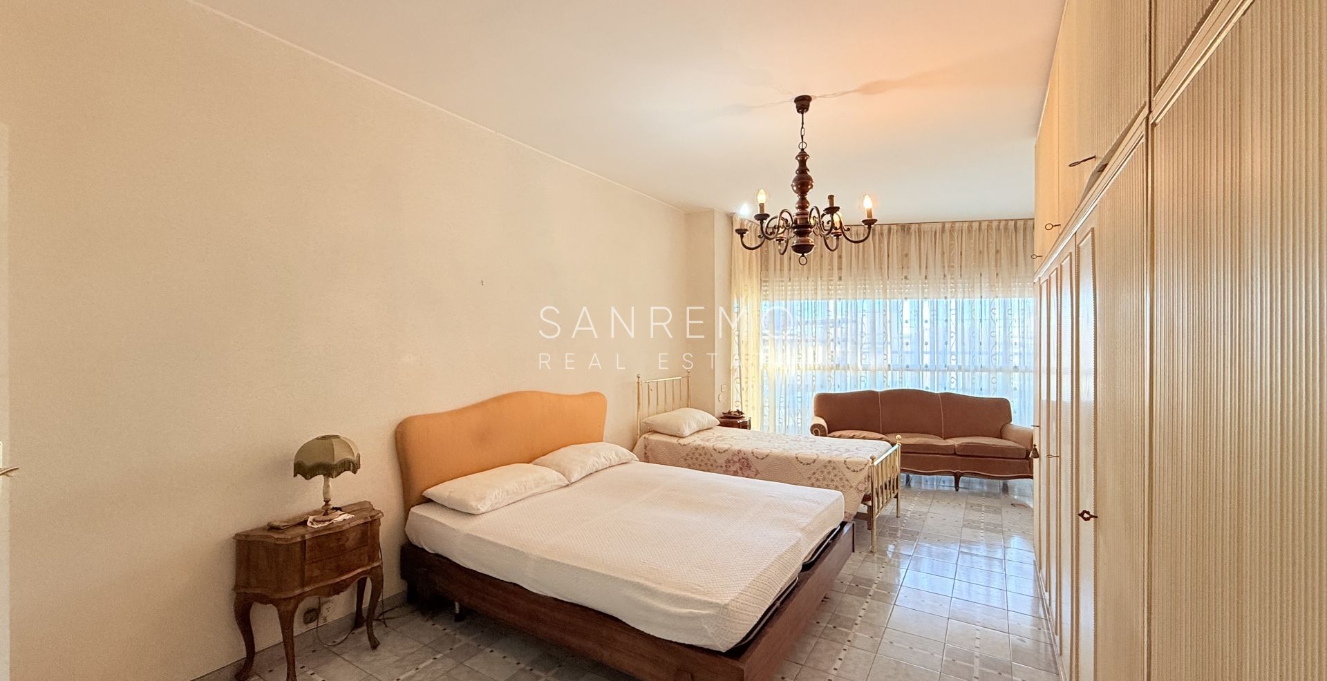 130 m² apartment with a terrace, in a flat area and just a few steps from the beaches and the cycle path.