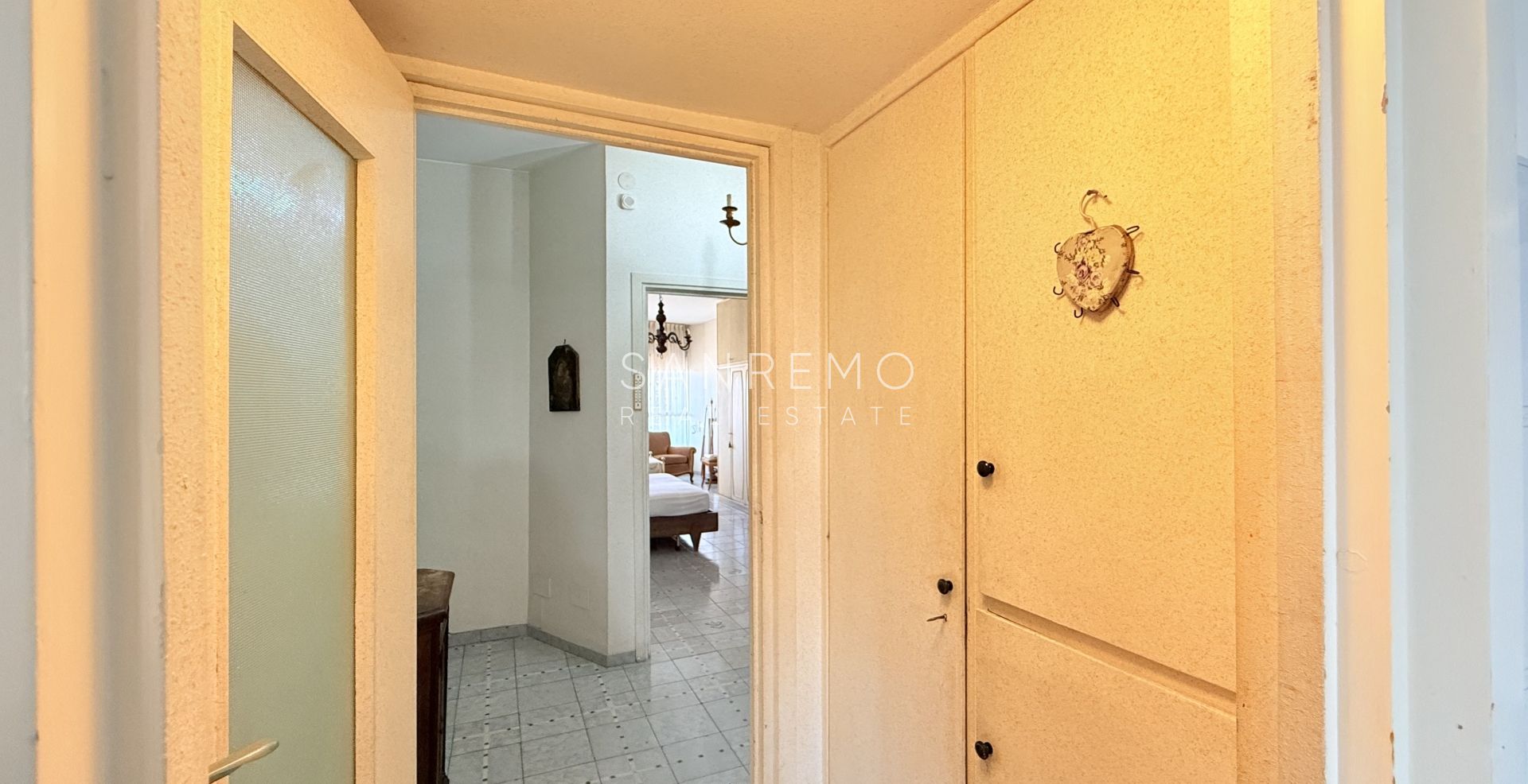 130 m² apartment with a terrace, in a flat area and just a few steps from the beaches and the cycle path.