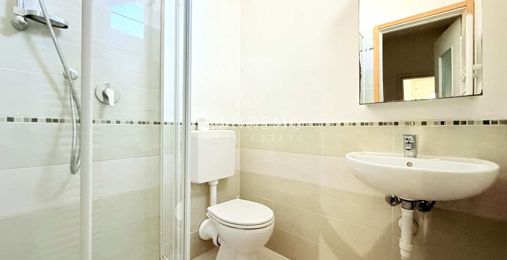 130 m² apartment with a terrace, in a flat area and just a few steps from the beaches and the cycle path.