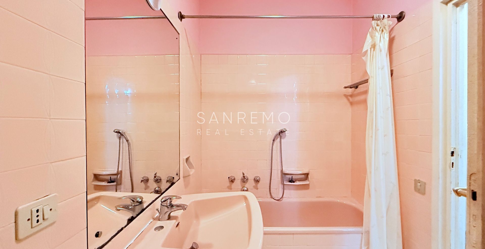 130 m² apartment with a terrace, in a flat area and just a few steps from the beaches and the cycle path.