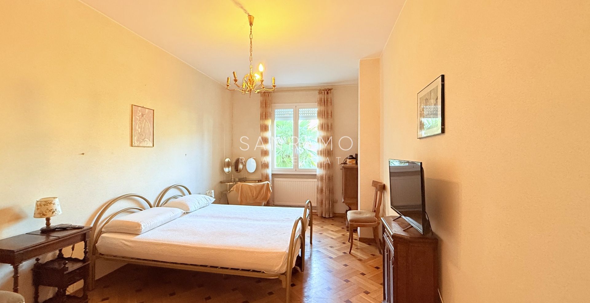 130 m² apartment with a terrace, in a flat area and just a few steps from the beaches and the cycle path.