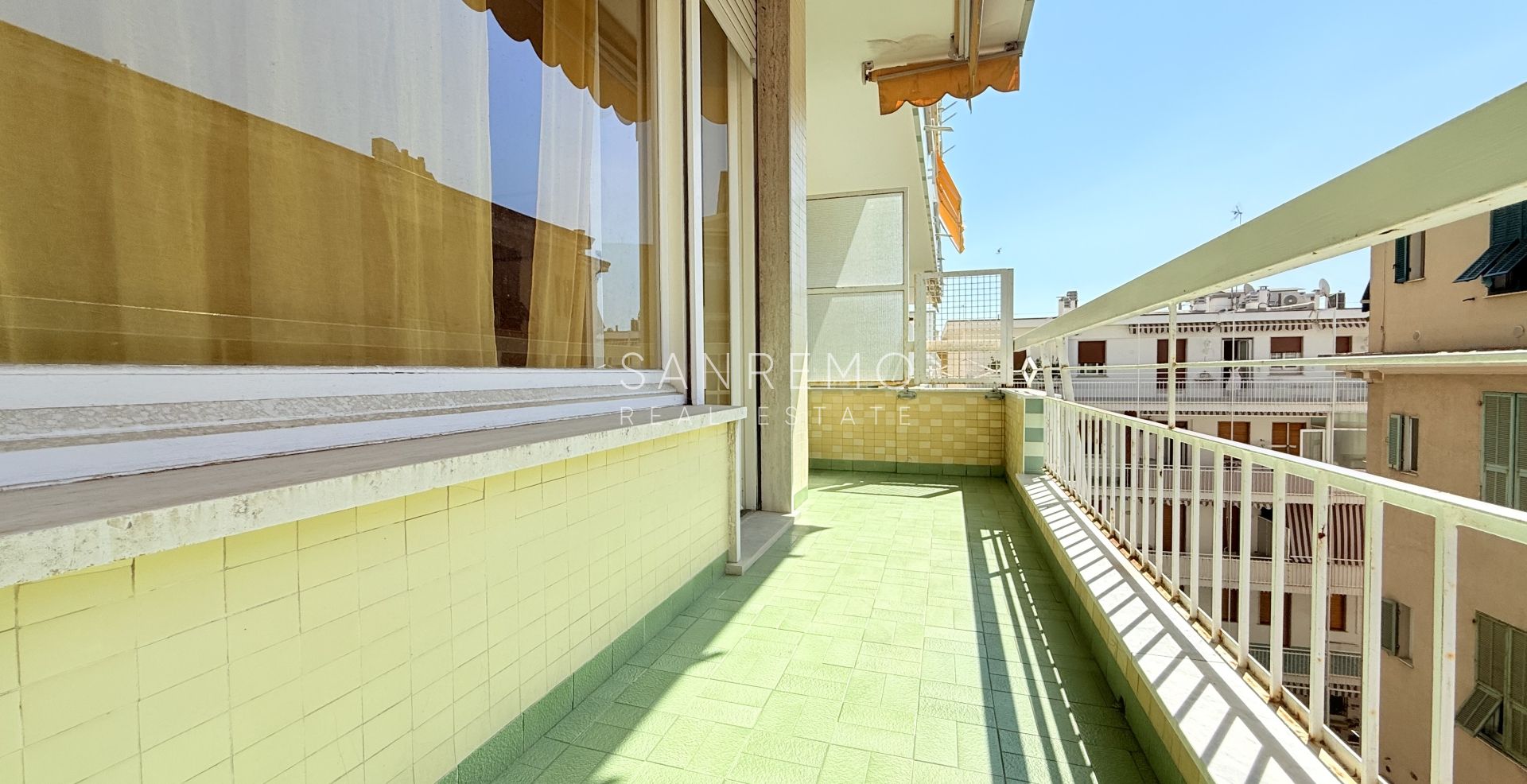 Spacious studio apartment with a terrace just a few steps from the Casino