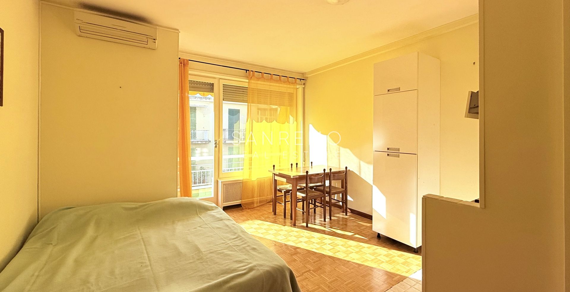 Spacious studio apartment with a terrace just a few steps from the Casino