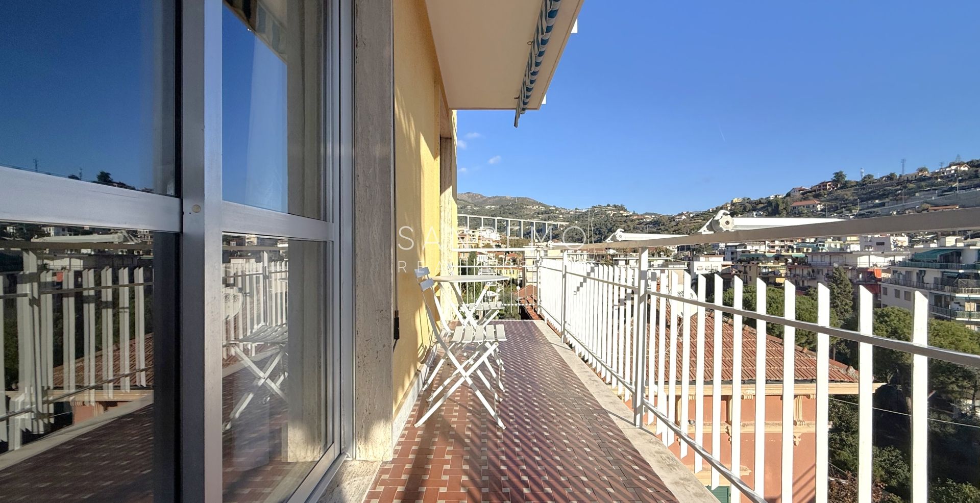 Bright three-room apartment with small terrace just steps from the gardens of Villa Ormond