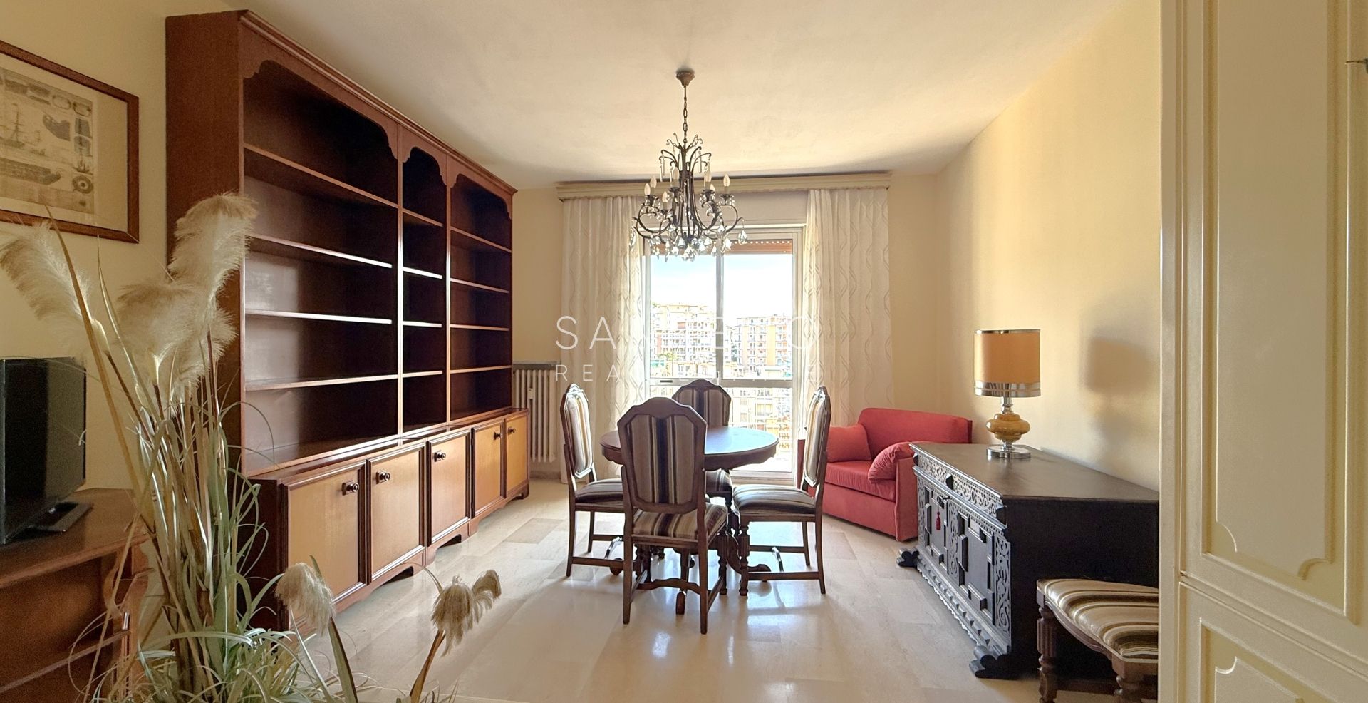 Bright three-room apartment with small terrace just steps from the gardens of Villa Ormond