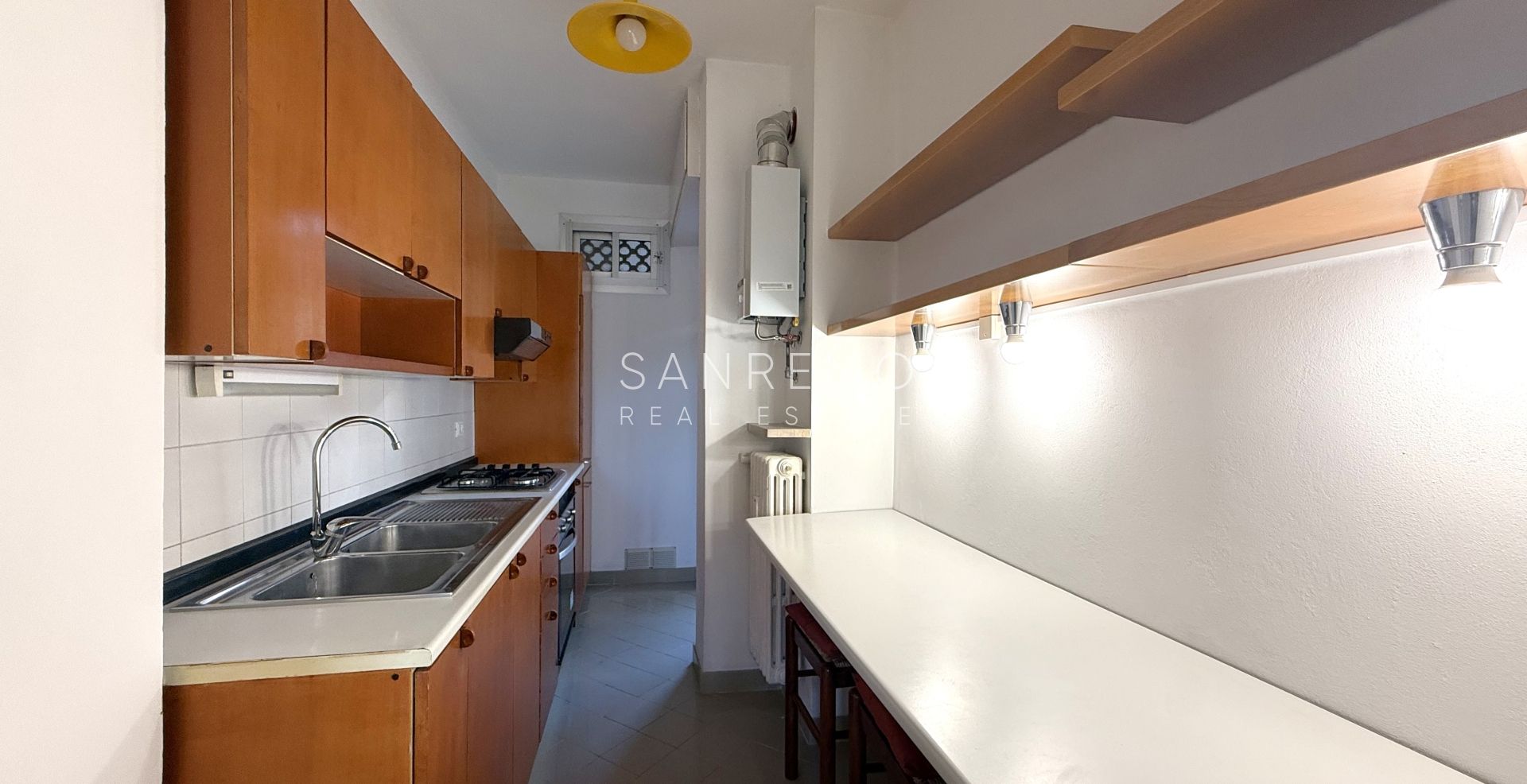 Bright three-room apartment with small terrace just steps from the gardens of Villa Ormond