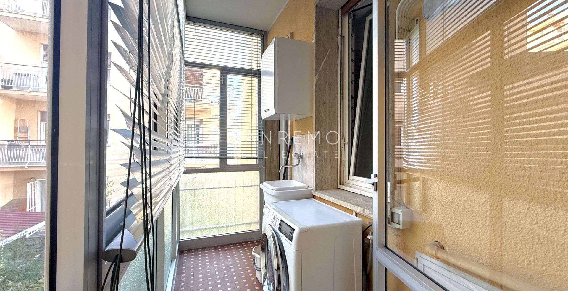 Bright three-room apartment with small terrace just steps from the gardens of Villa Ormond