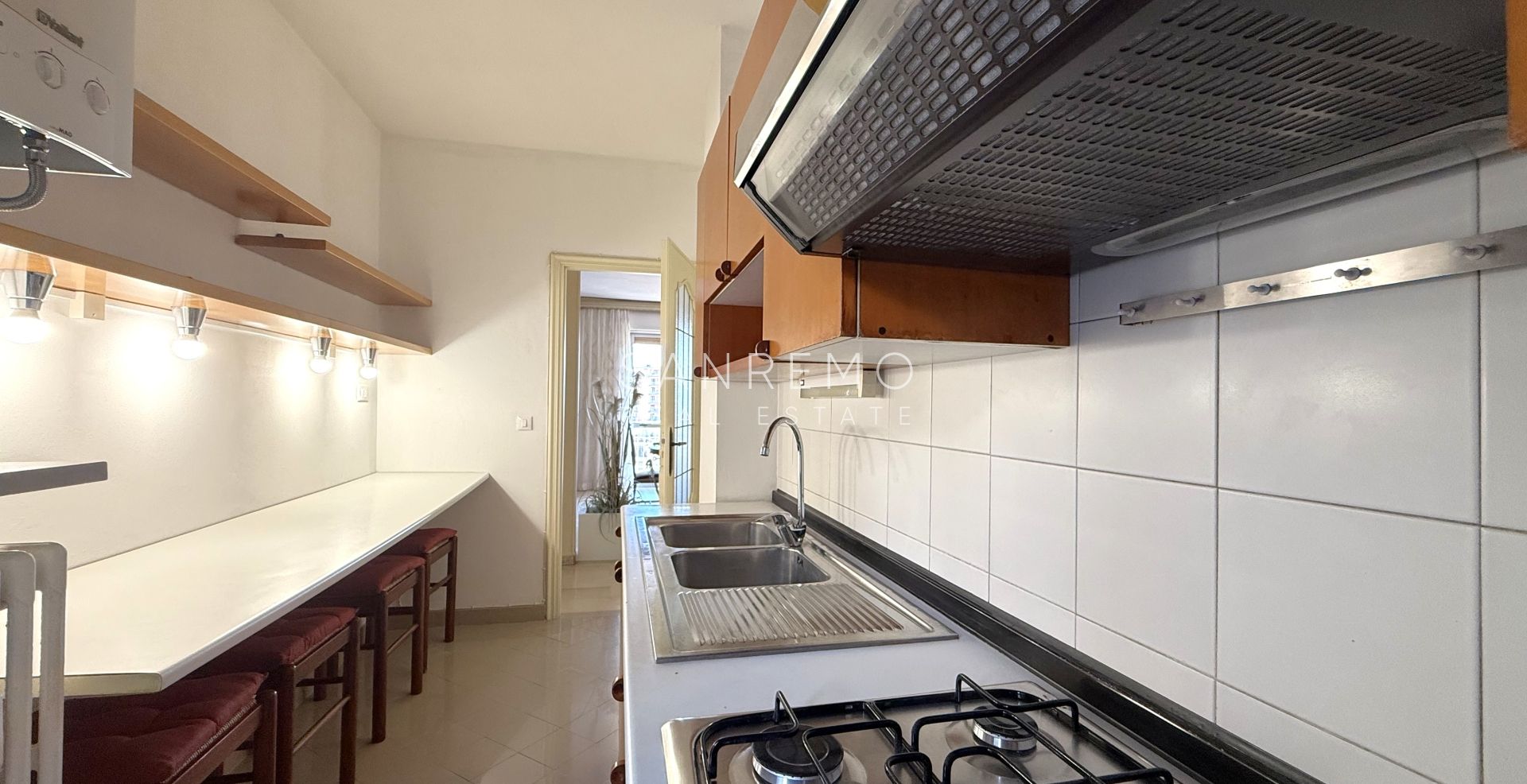 Bright three-room apartment with small terrace just steps from the gardens of Villa Ormond