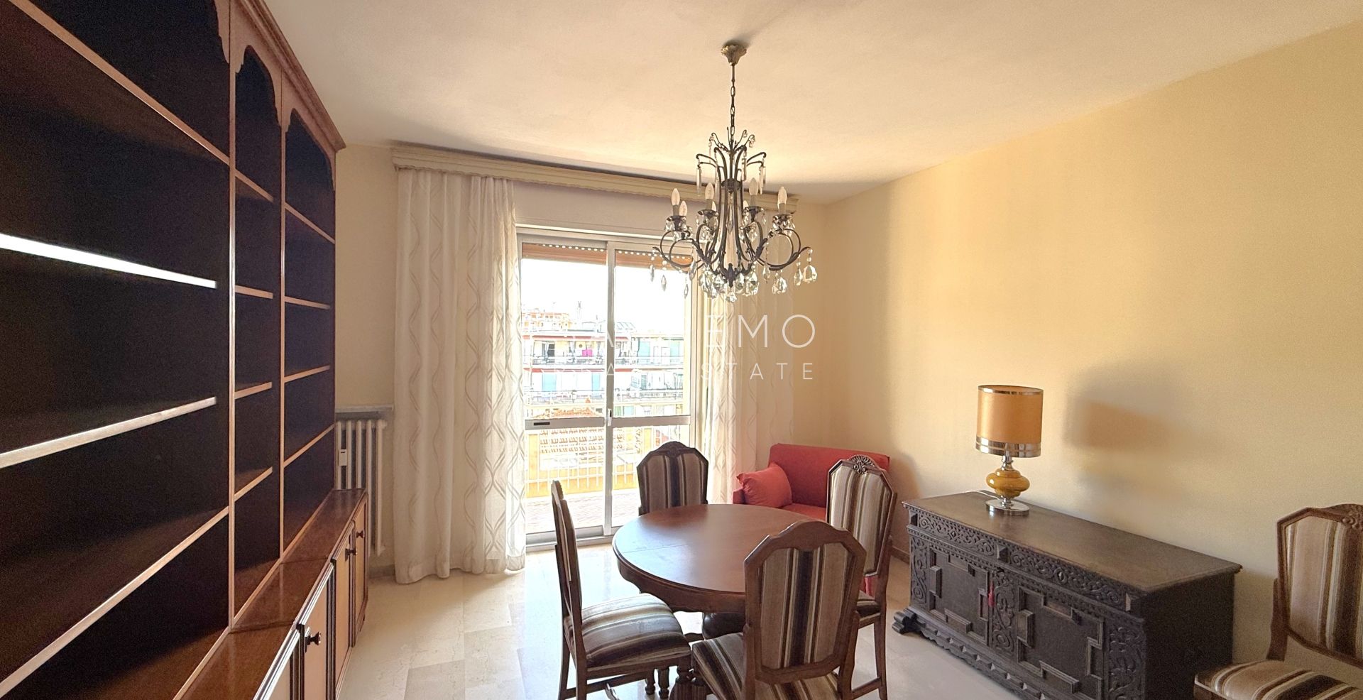 Bright three-room apartment with small terrace just steps from the gardens of Villa Ormond