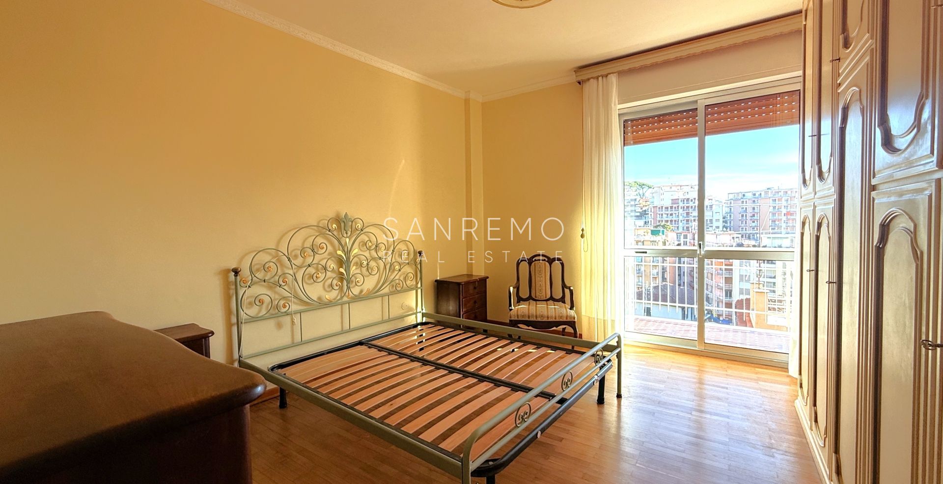 Bright three-room apartment with small terrace just steps from the gardens of Villa Ormond