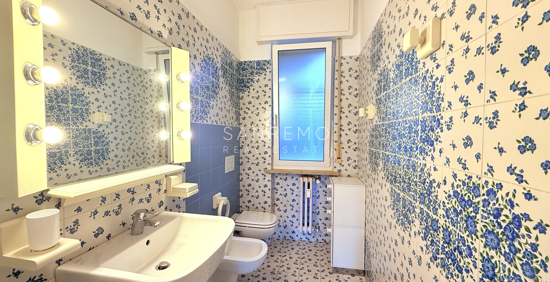 Bright three-room apartment with small terrace just steps from the gardens of Villa Ormond