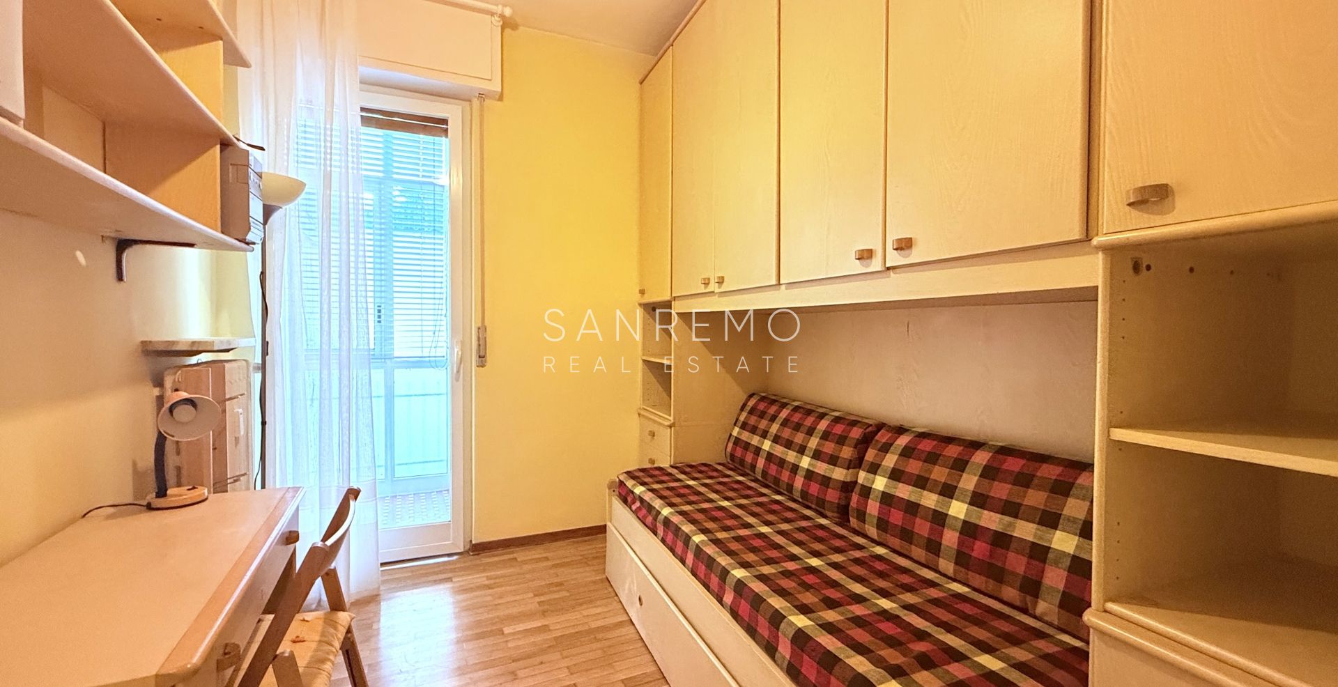 Bright three-room apartment with small terrace just steps from the gardens of Villa Ormond