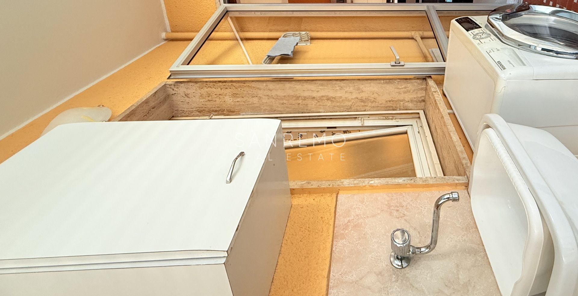 Bright three-room apartment with small terrace just steps from the gardens of Villa Ormond