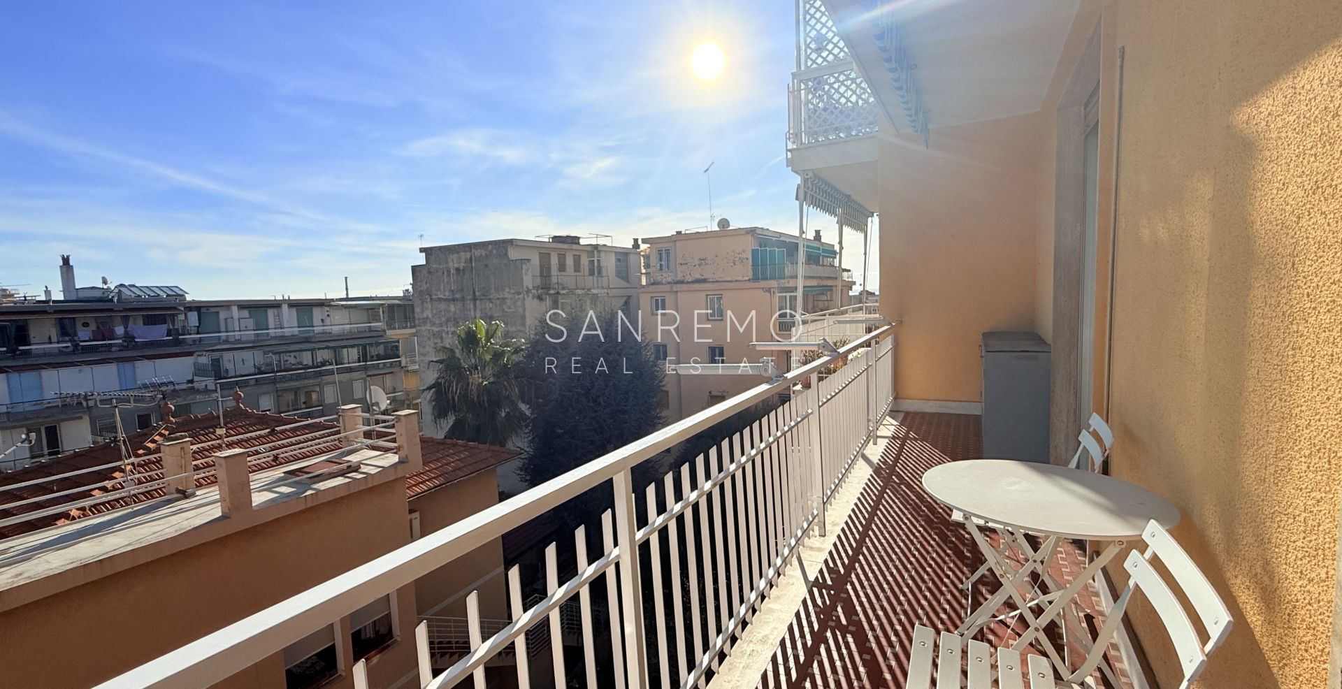 Bright three-room apartment with small terrace just steps from the gardens of Villa Ormond