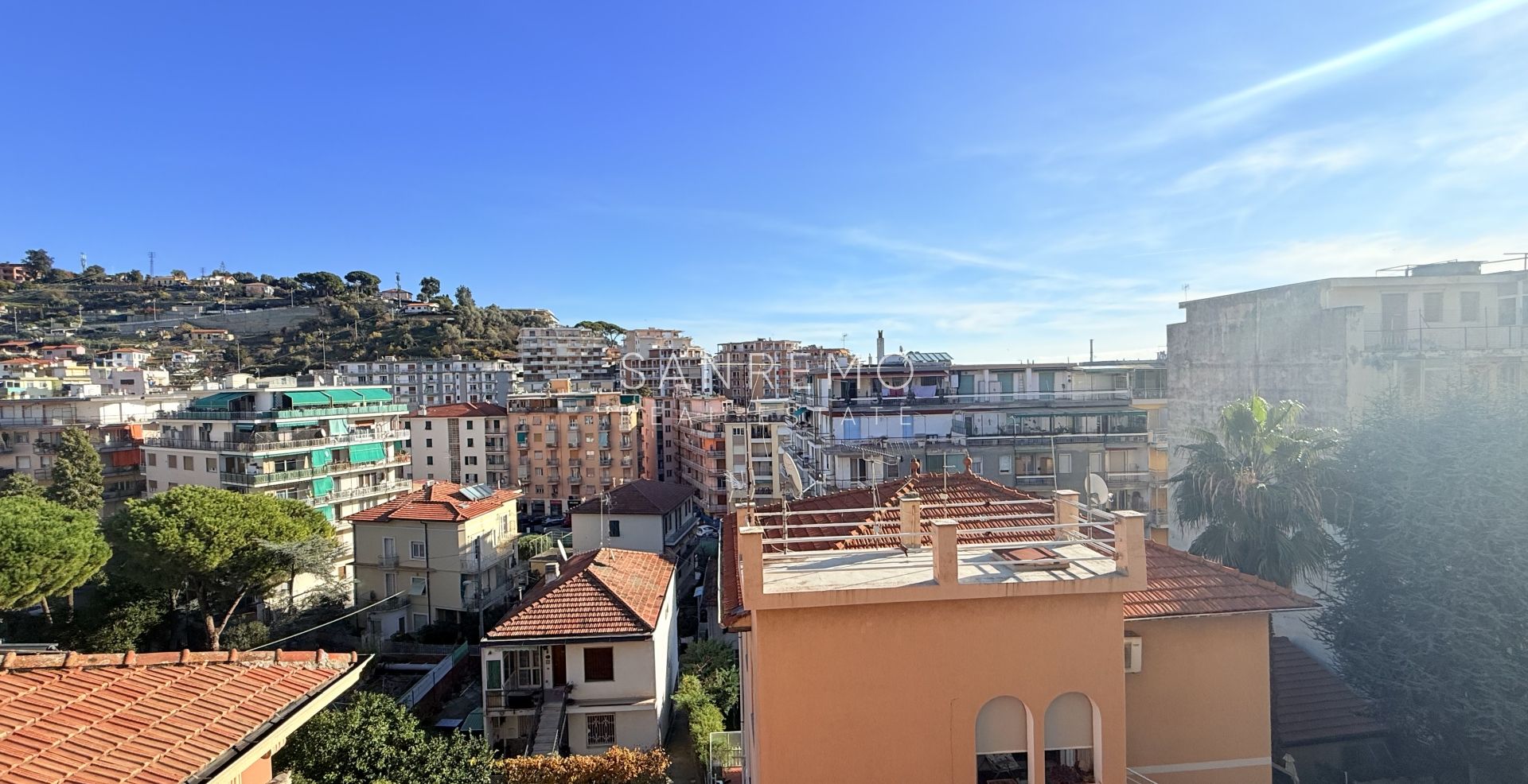 Bright three-room apartment with small terrace just steps from the gardens of Villa Ormond