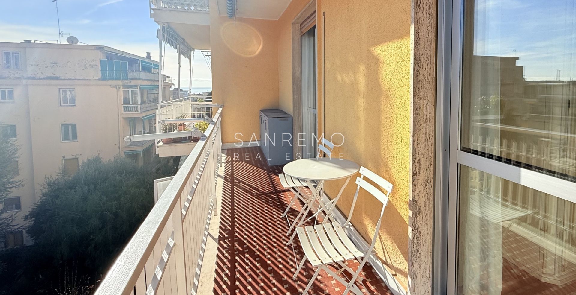 Bright three-room apartment with small terrace just steps from the gardens of Villa Ormond