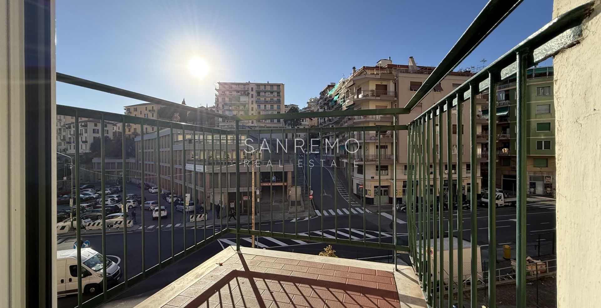 Bright and sunny apartment with double exposure and two small terraces