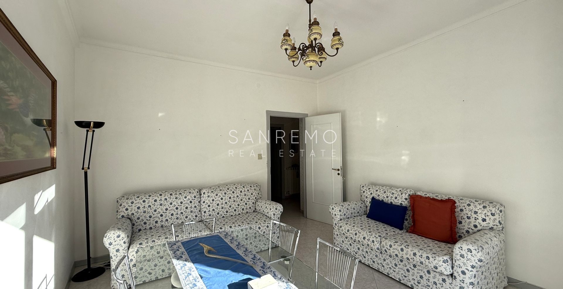 Bright and sunny apartment with double exposure and two small terraces