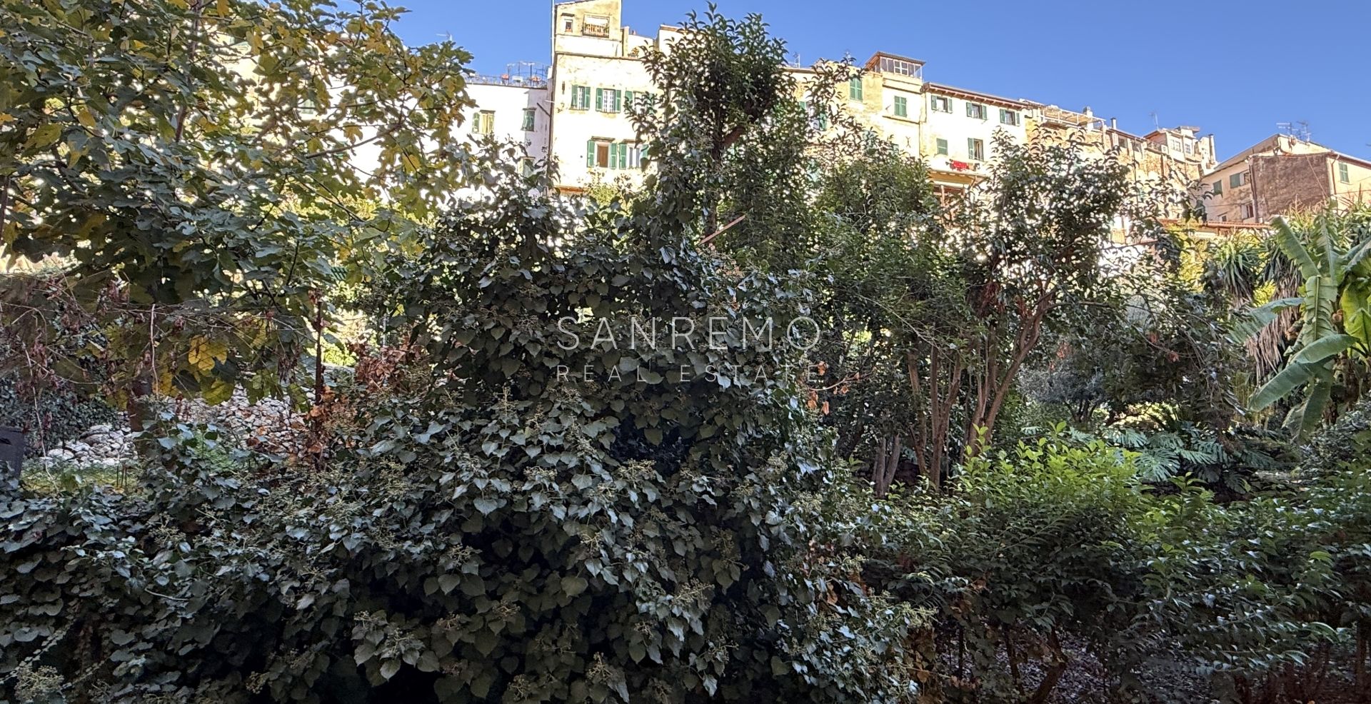 Bright and sunny apartment with double exposure and two small terraces