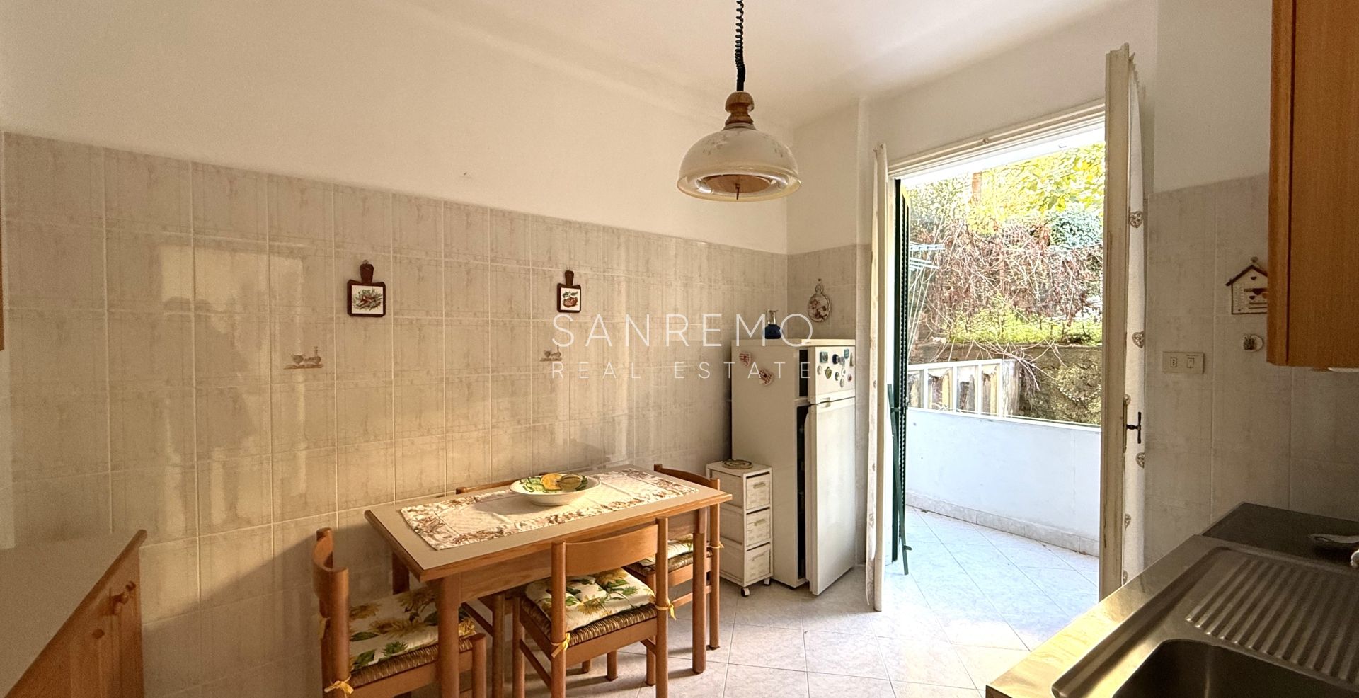 Bright and sunny apartment with double exposure and two small terraces