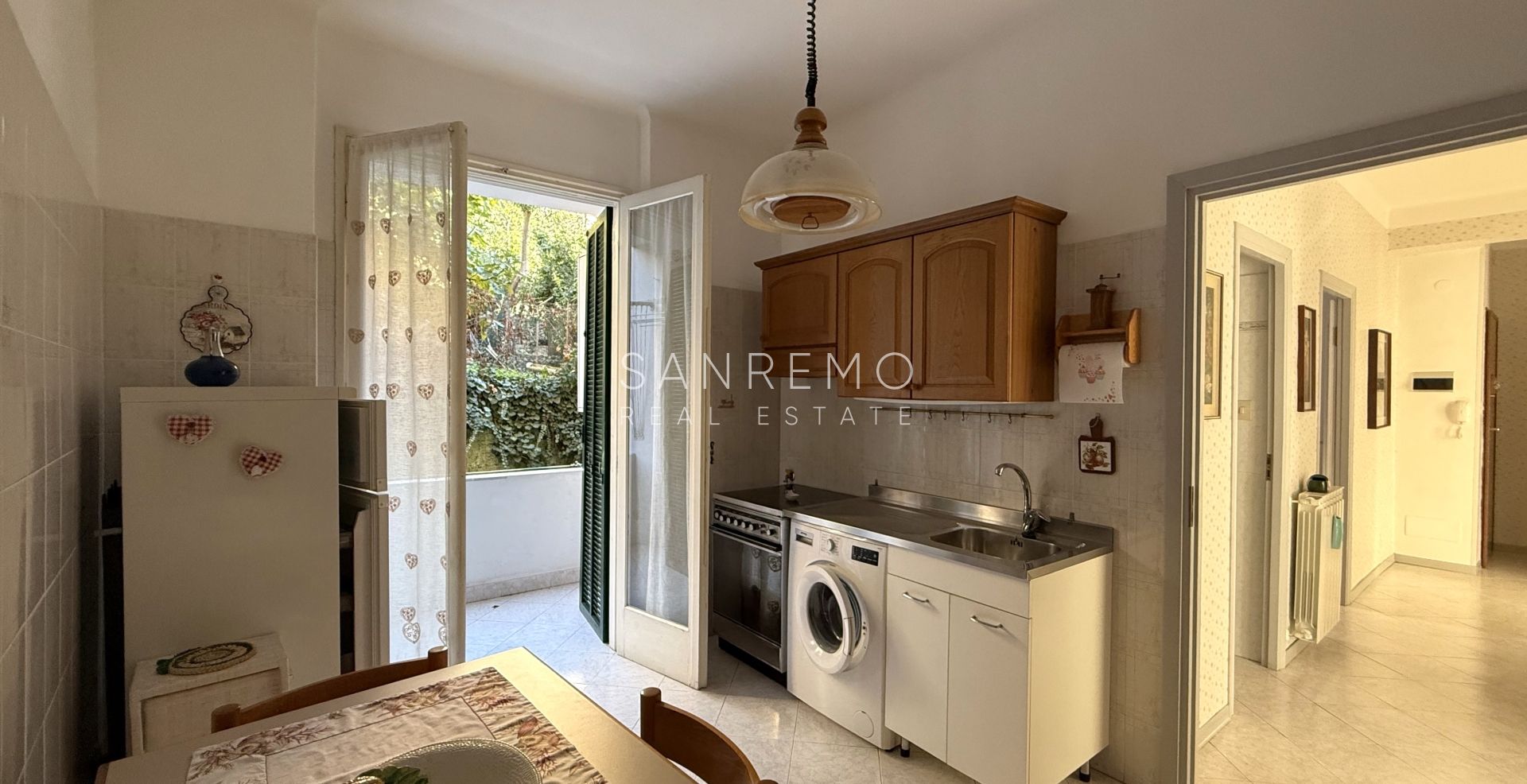 Bright and sunny apartment with double exposure and two small terraces