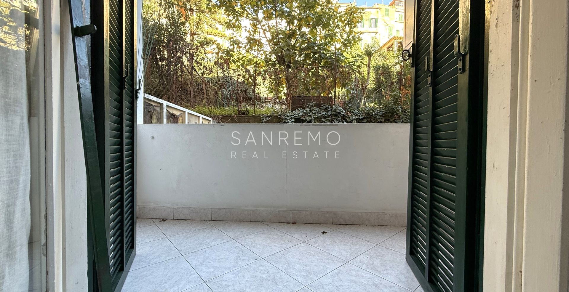 Bright and sunny apartment with double exposure and two small terraces
