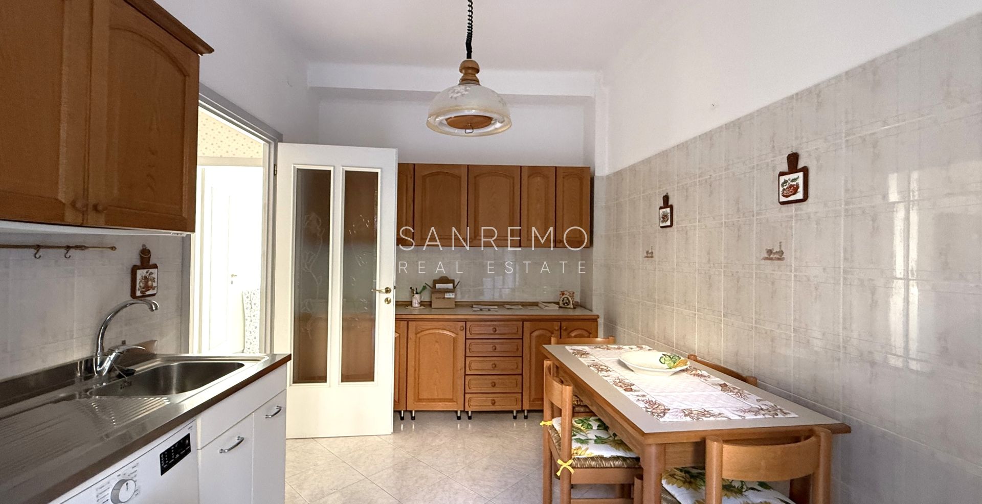 Bright and sunny apartment with double exposure and two small terraces