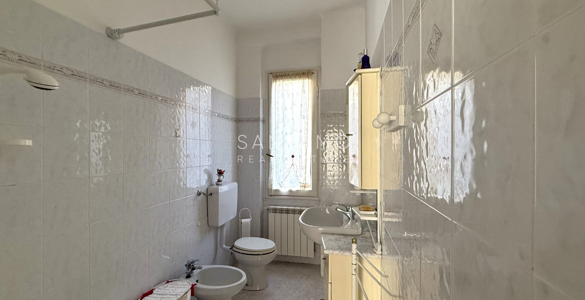 Bright and sunny apartment with double exposure and two small terraces