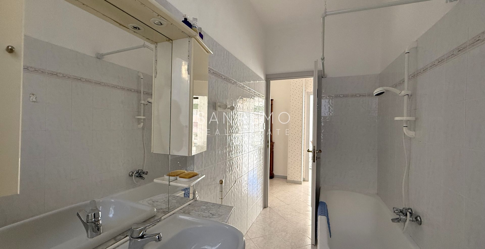 Bright and sunny apartment with double exposure and two small terraces