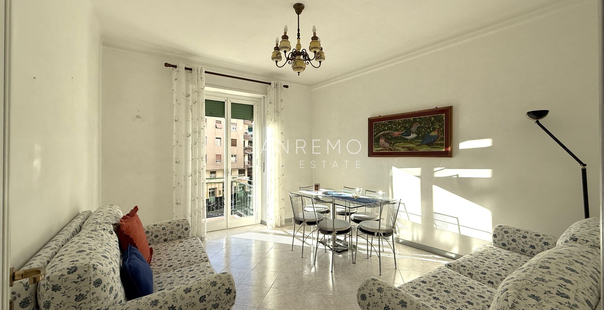 Bright and sunny apartment with double exposure and two small terraces