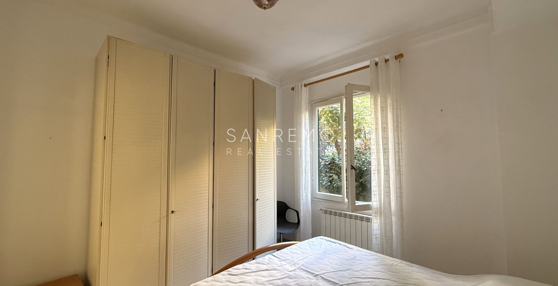 Bright and sunny apartment with double exposure and two small terraces