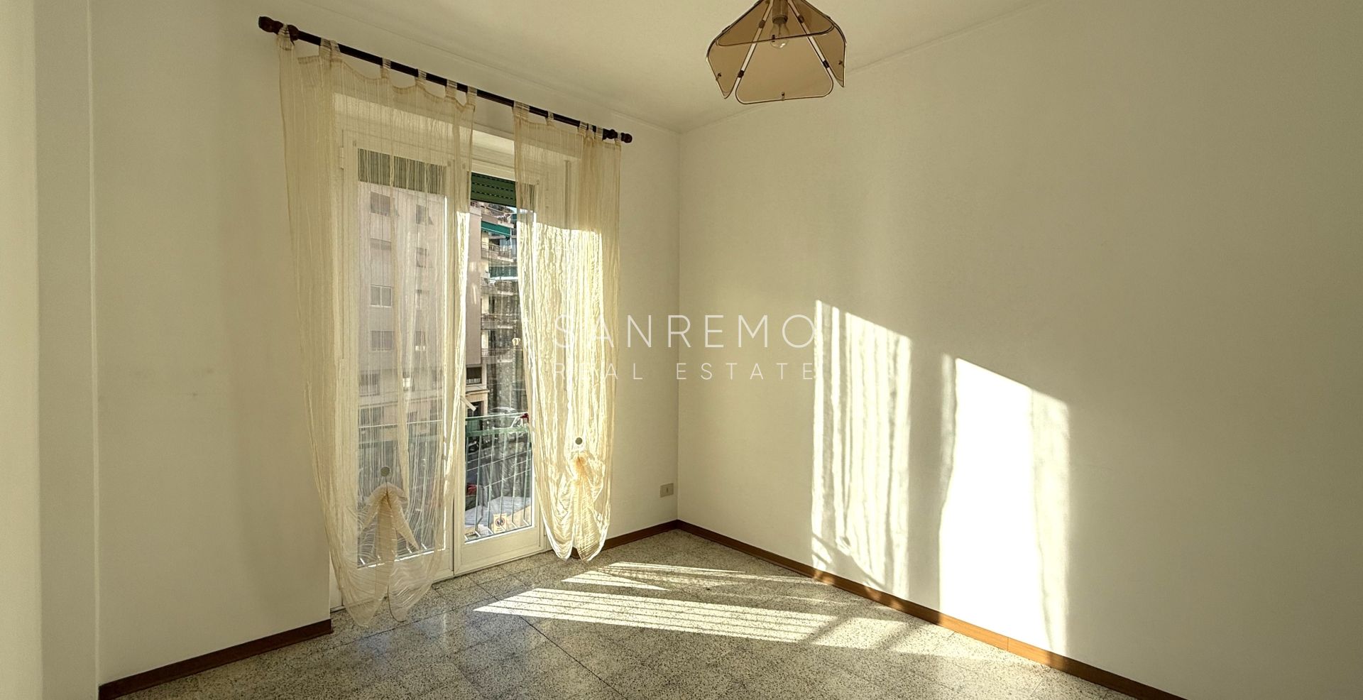 Bright and sunny apartment with double exposure and two small terraces