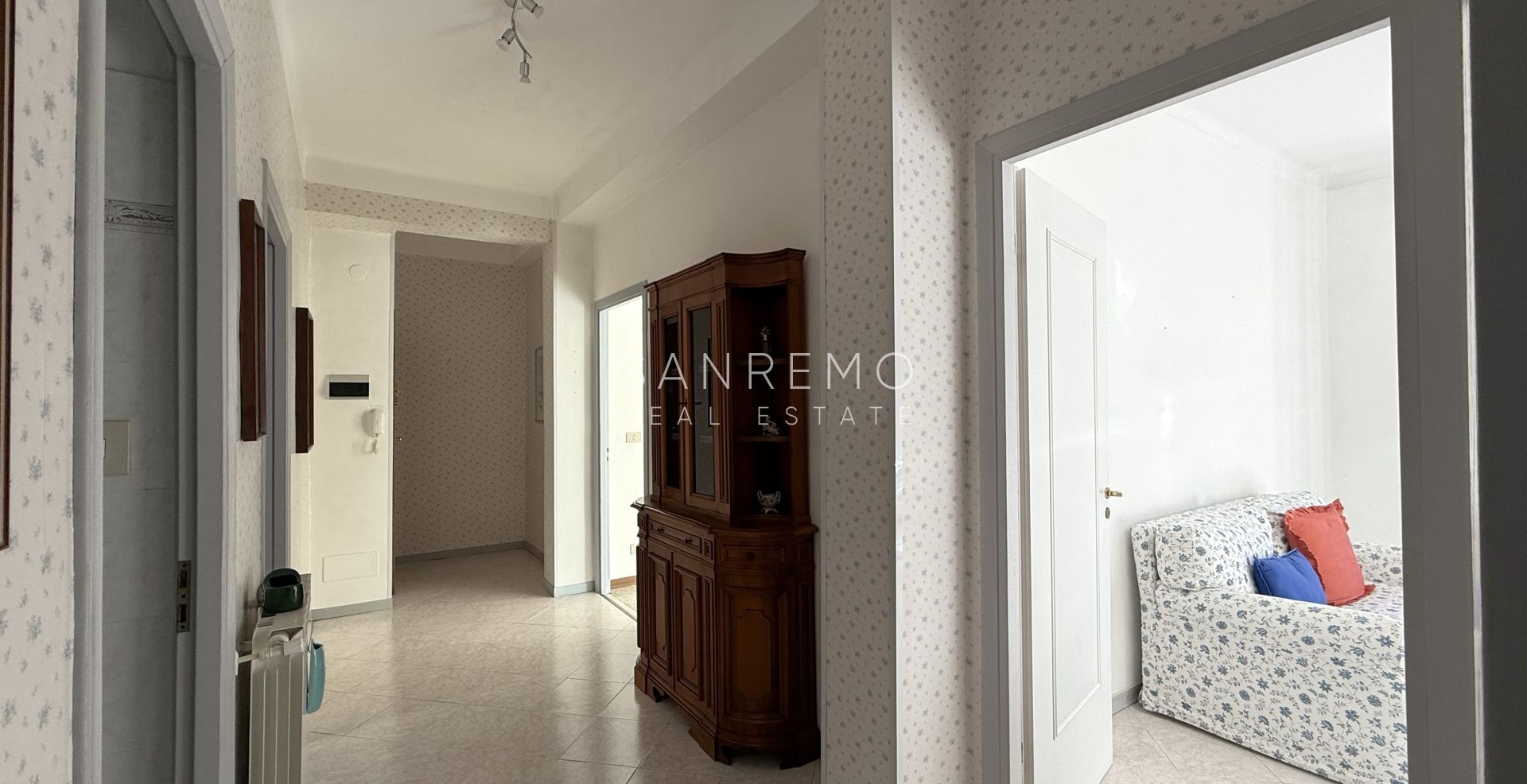 Bright and sunny apartment with double exposure and two small terraces