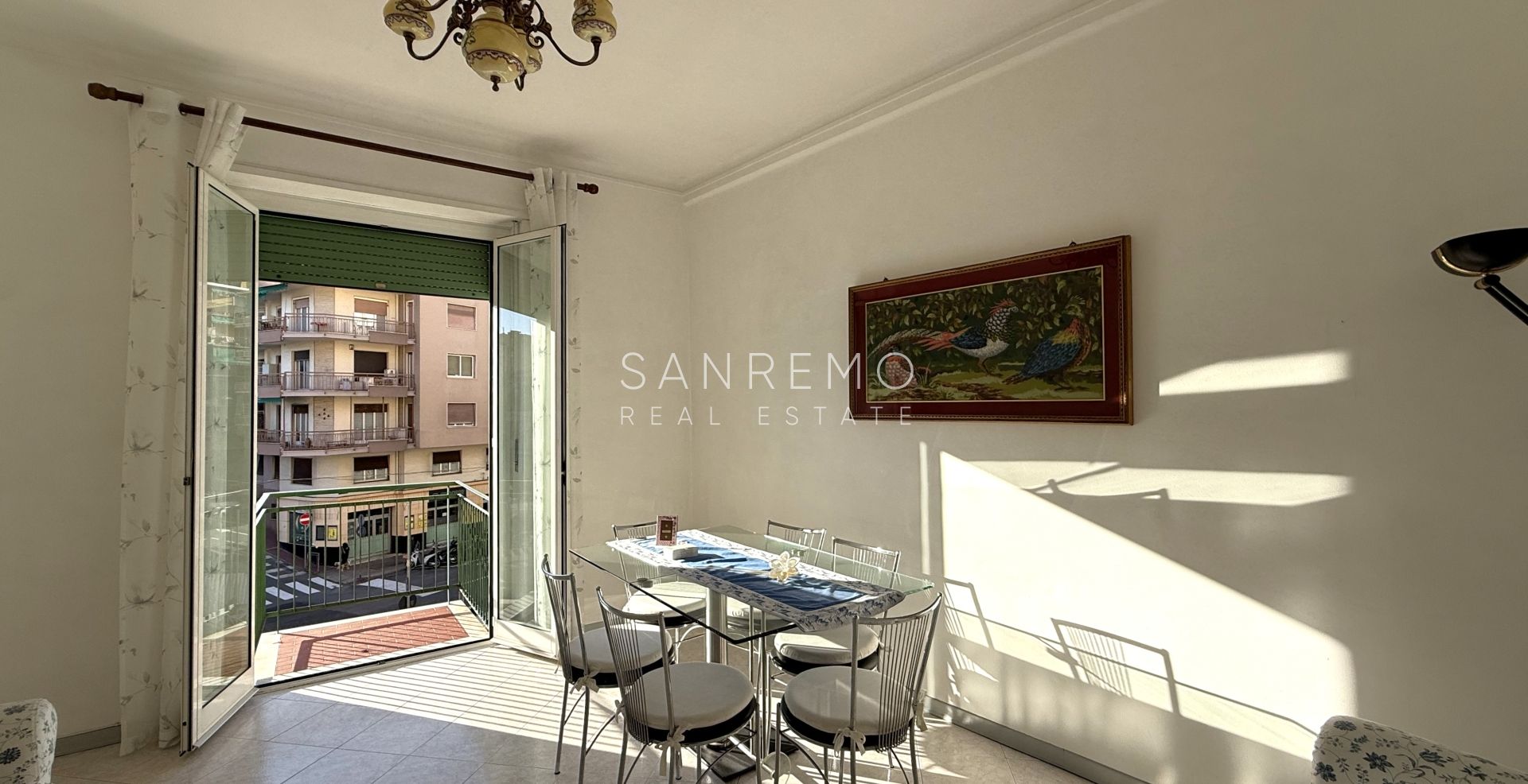 Bright and sunny apartment with double exposure and two small terraces