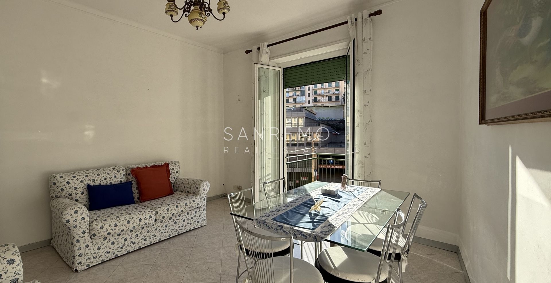 Bright and sunny apartment with double exposure and two small terraces