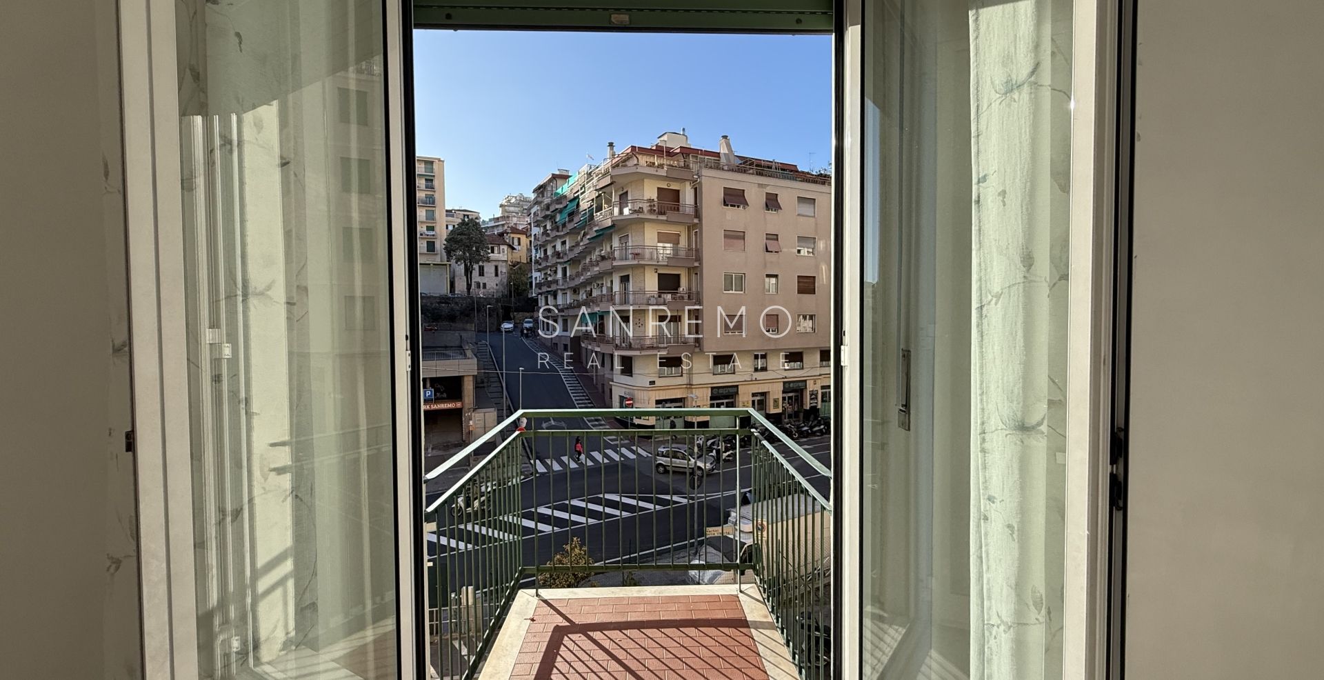 Bright and sunny apartment with double exposure and two small terraces