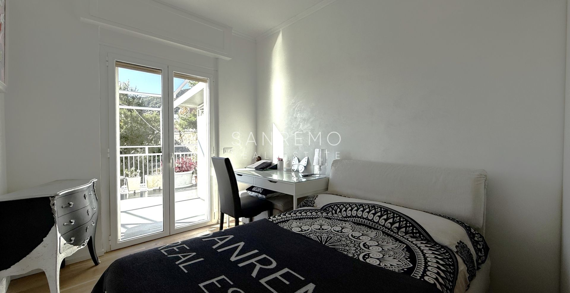 Penthouse with a magnificent sea view in one of the most sought-after areas of the Riviera