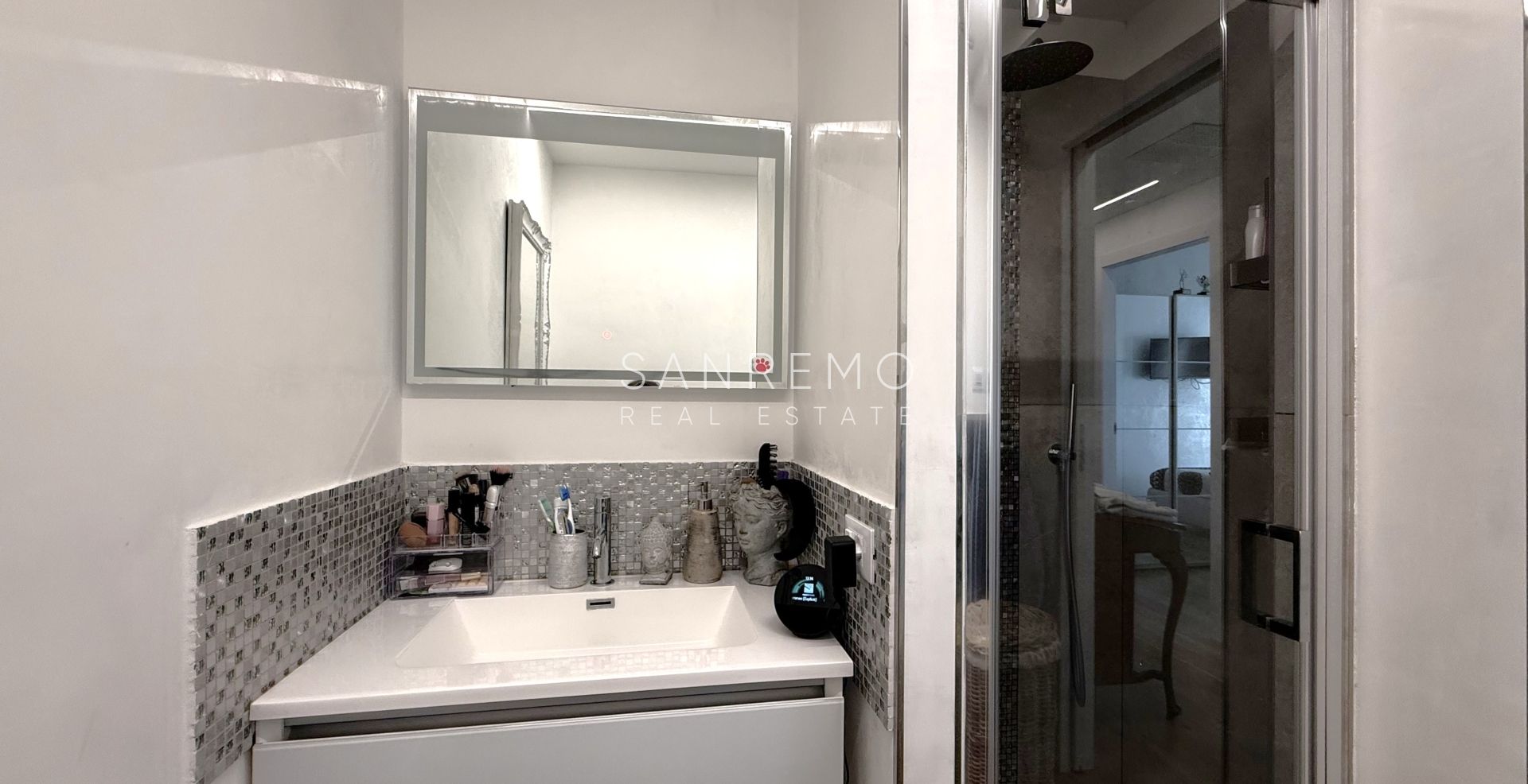 Penthouse with a magnificent sea view in one of the most sought-after areas of the Riviera