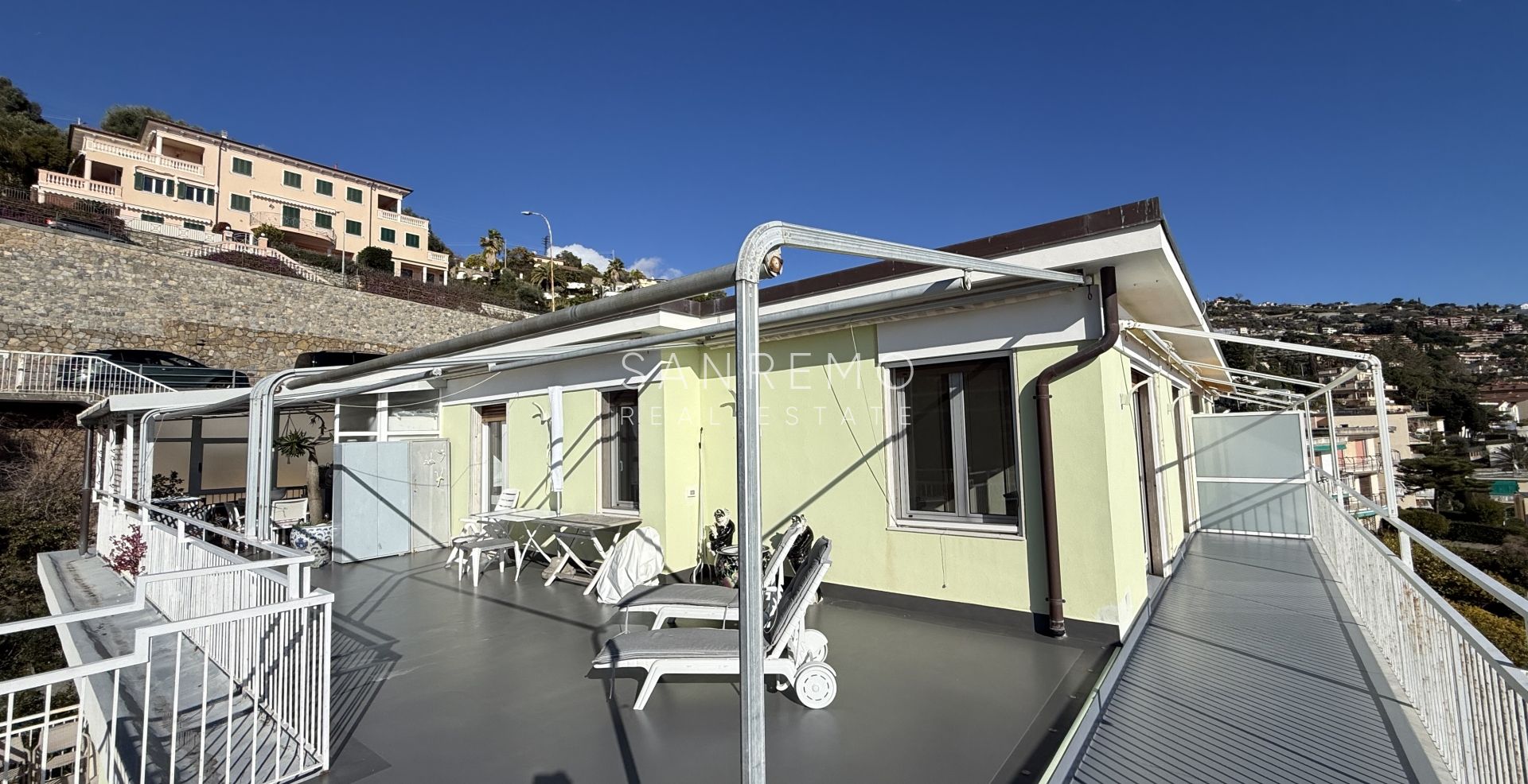 Penthouse with a magnificent sea view in one of the most sought-after areas of the Riviera