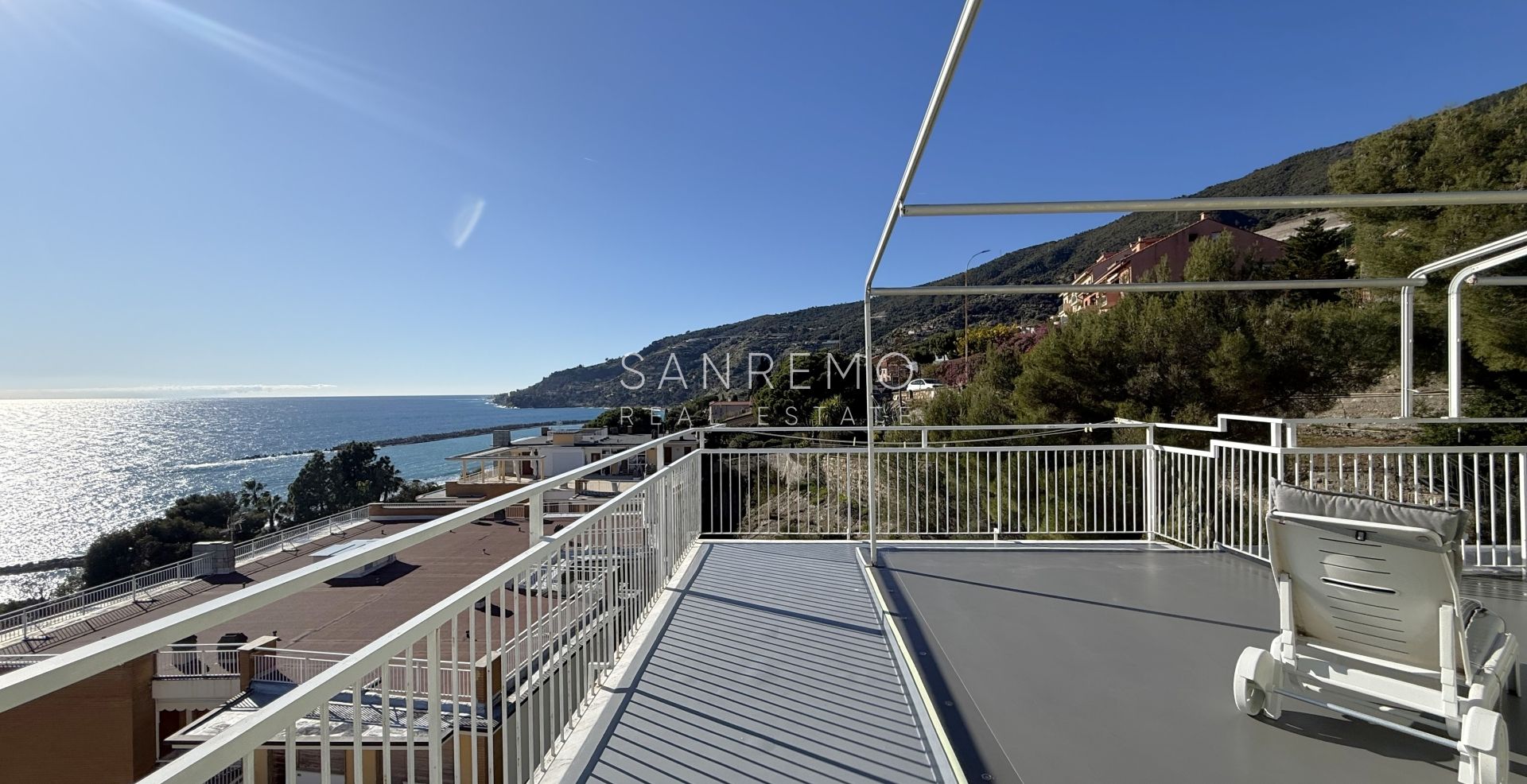 Penthouse with a magnificent sea view in one of the most sought-after areas of the Riviera