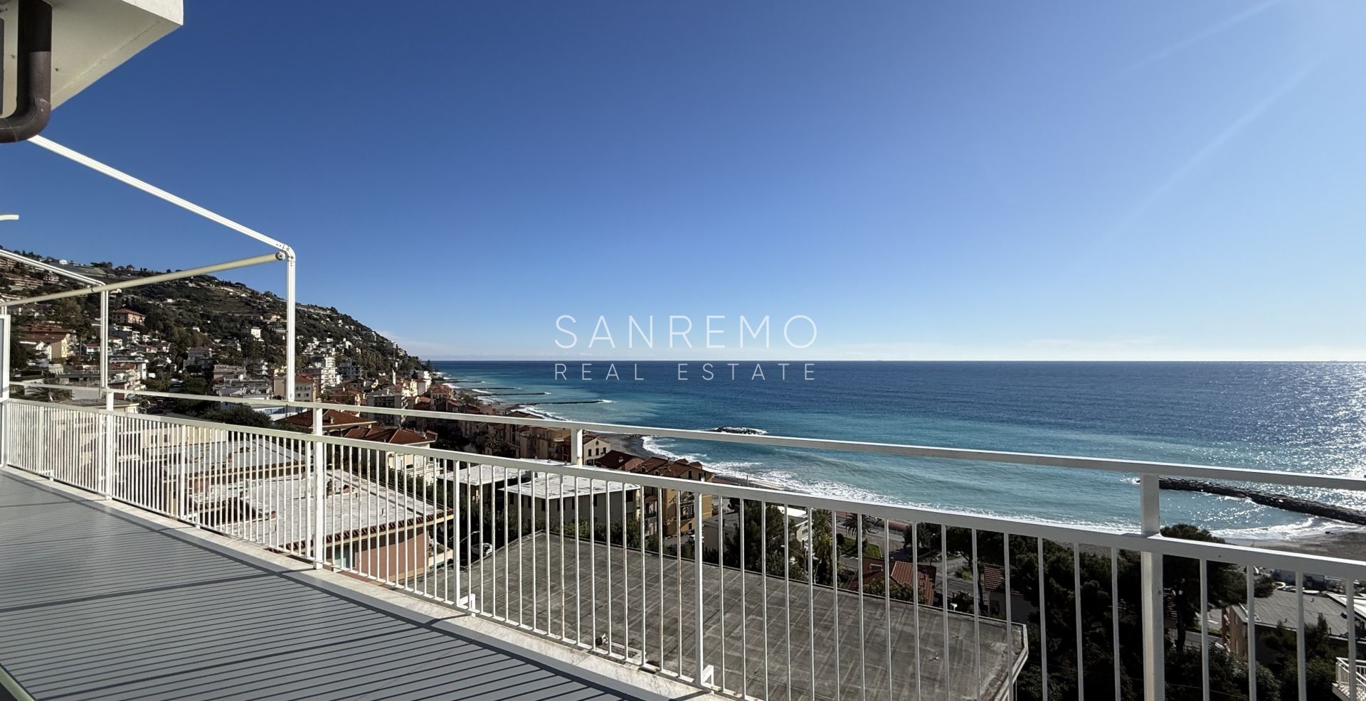 Penthouse with a magnificent sea view in one of the most sought-after areas of the Riviera