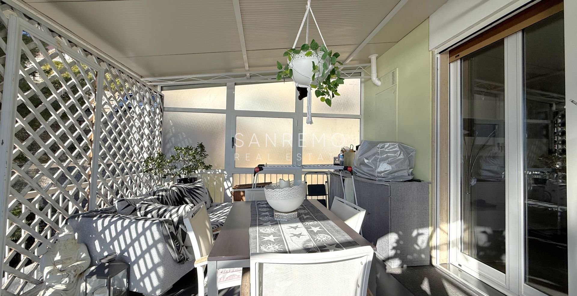 Penthouse with a magnificent sea view in one of the most sought-after areas of the Riviera