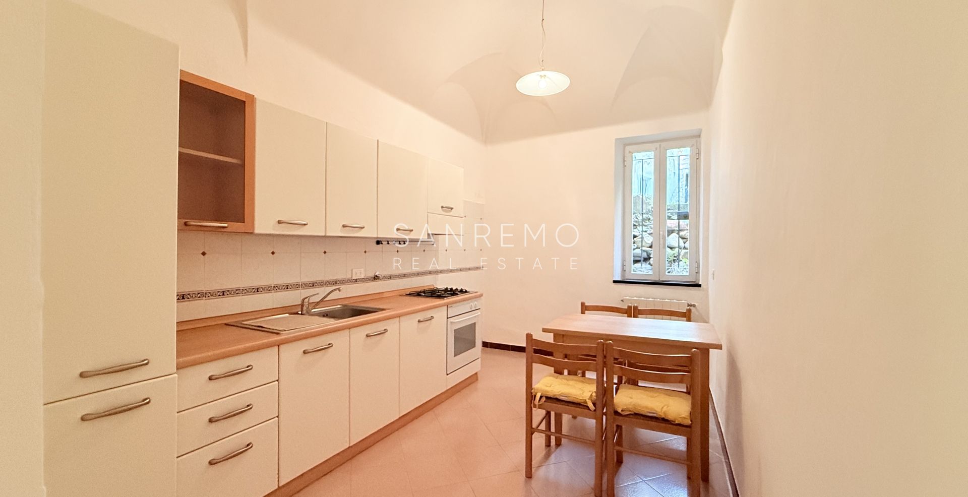 Characteristic apartment in a typical Ligurian “cielo-terra” house, just a few steps from the Casino and the main streets of the city center.