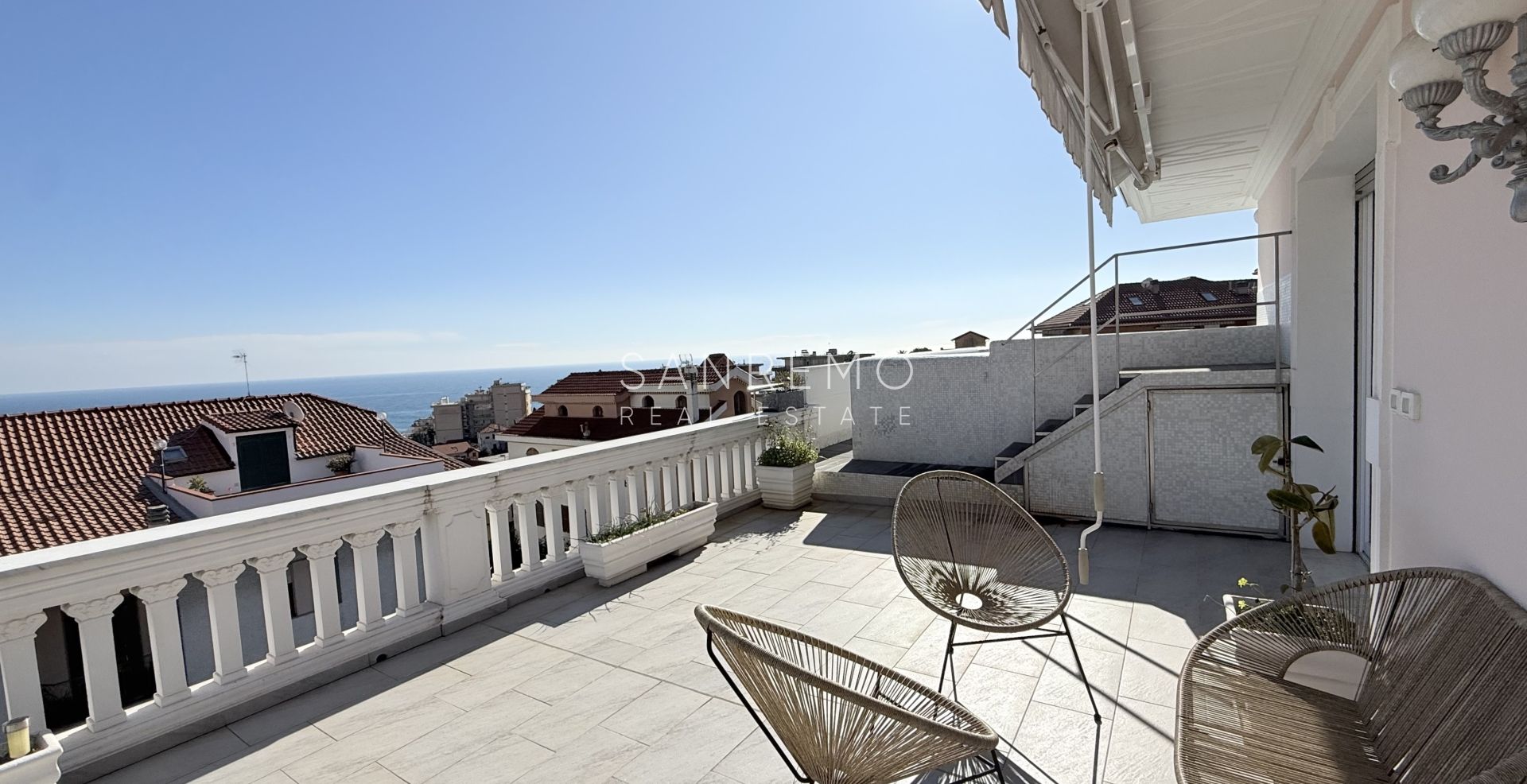 Penthouse and super penthouse with pool and panoramic sea view