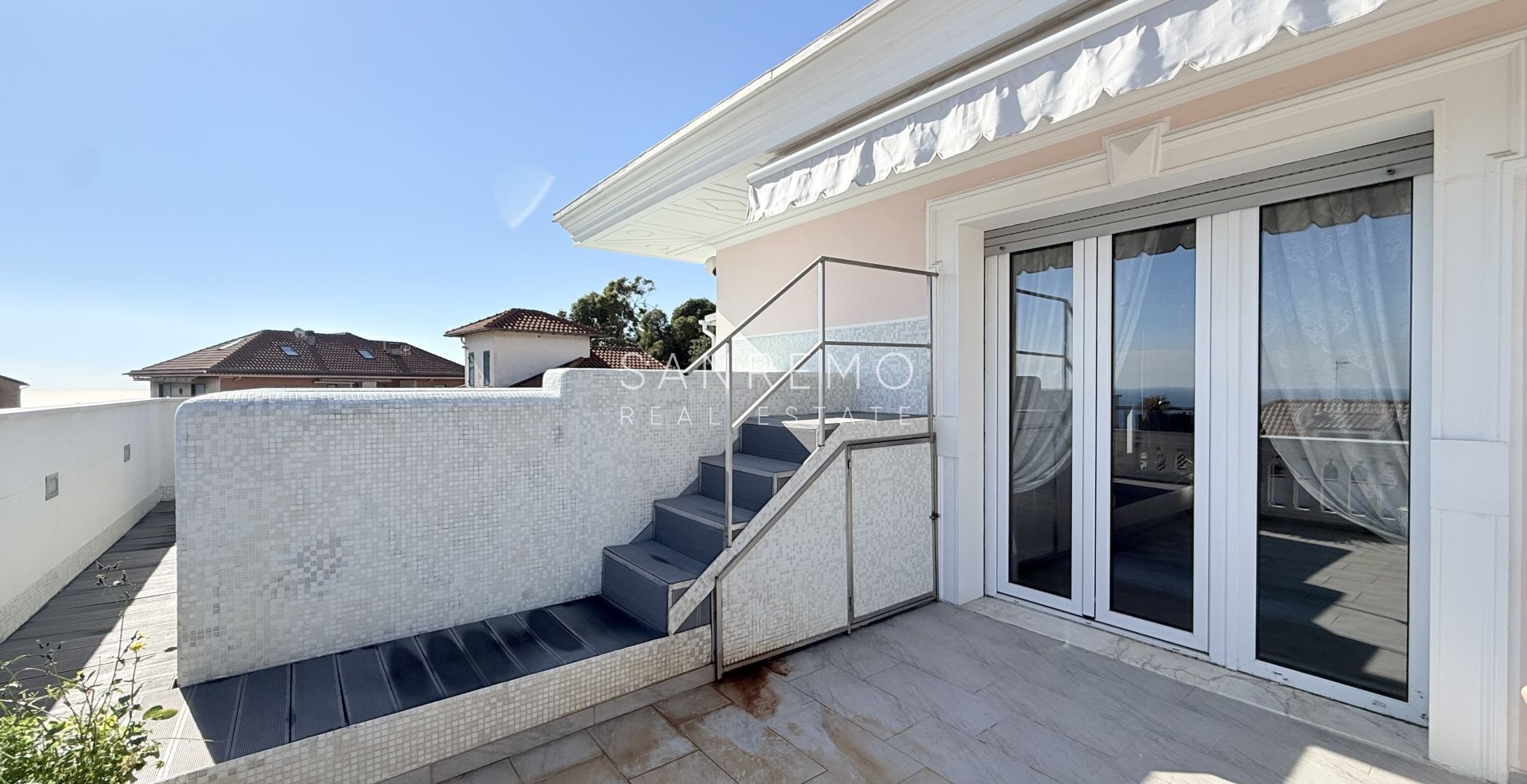 Penthouse and super penthouse with pool and panoramic sea view