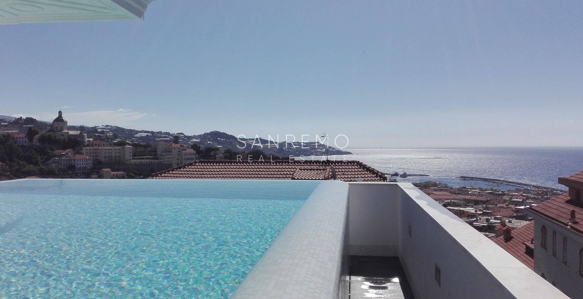 Penthouse and super penthouse with pool and panoramic sea view