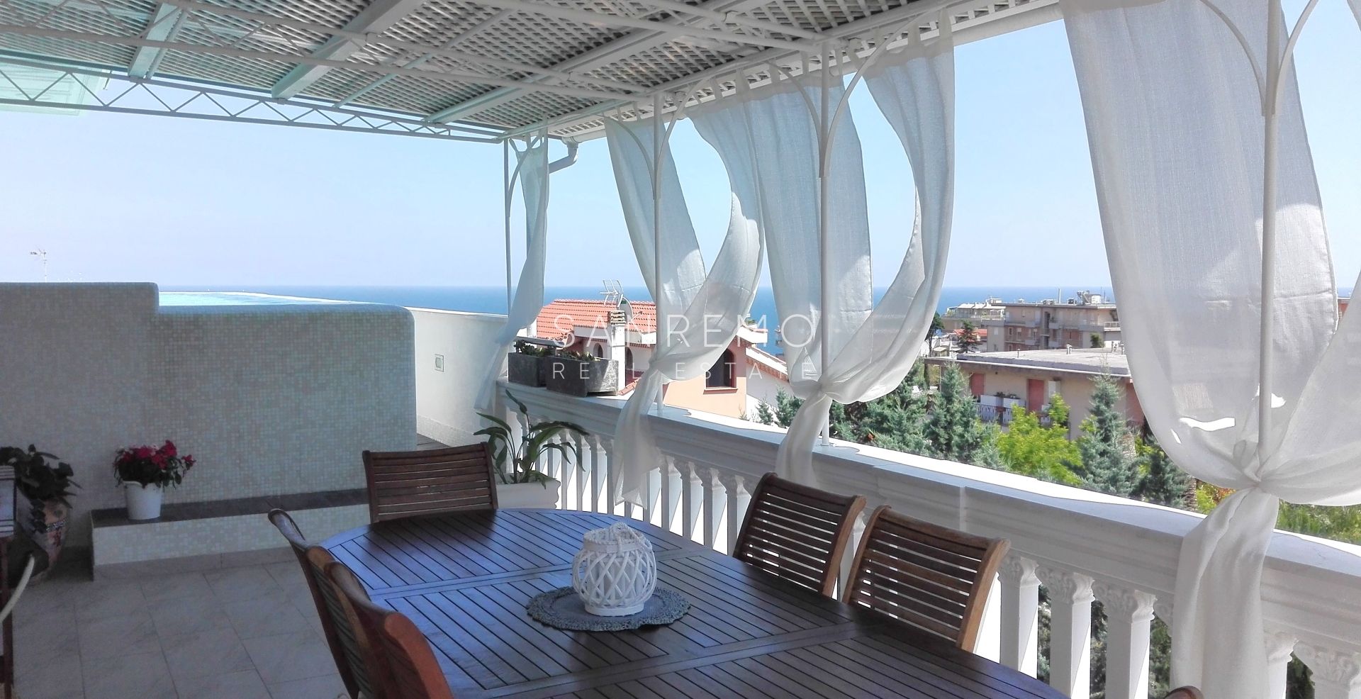 Penthouse and super penthouse with pool and panoramic sea view